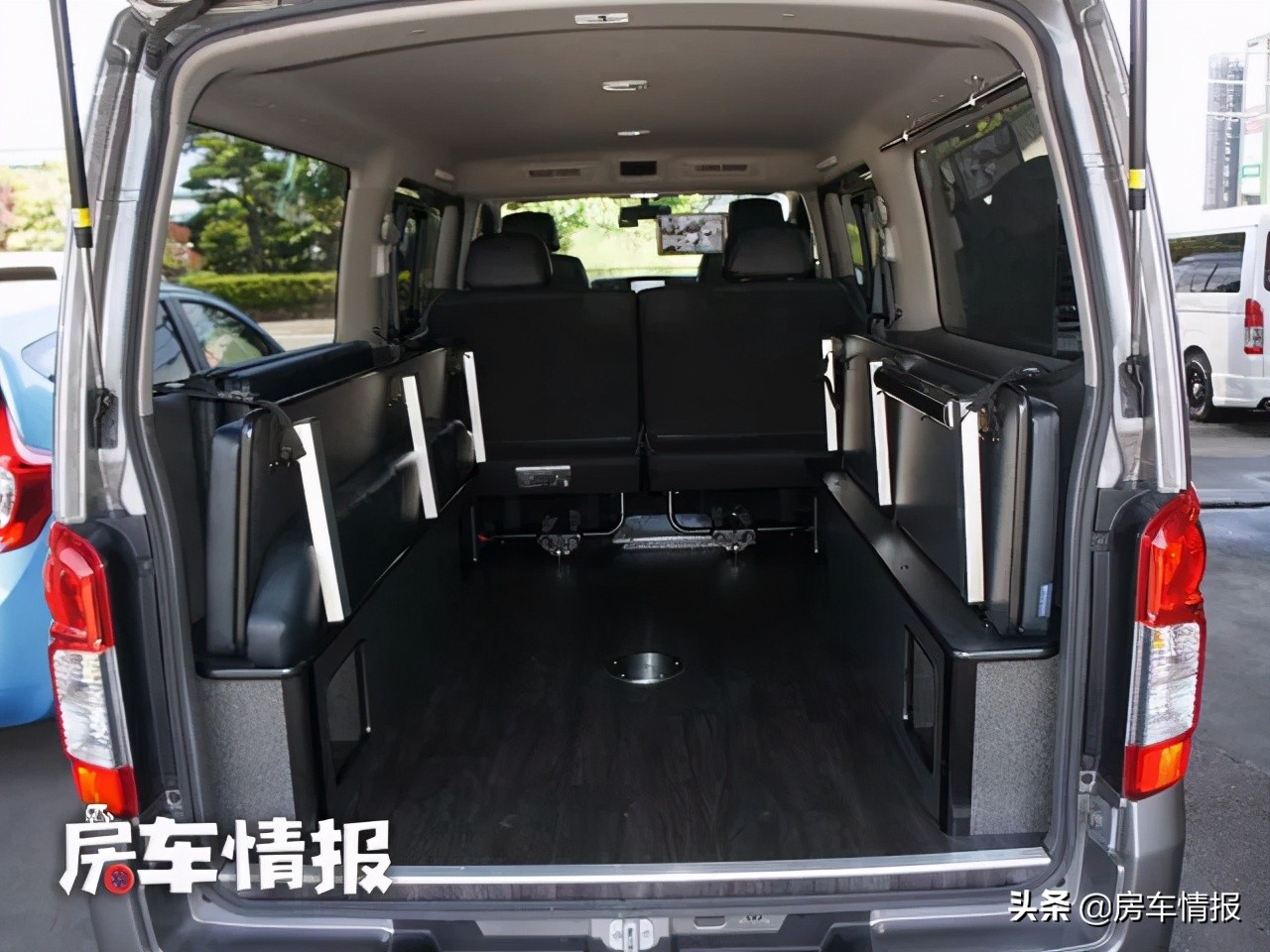 超级实用的日产NV350床车，前方拉人后方拉货，假日旅行还能睡觉