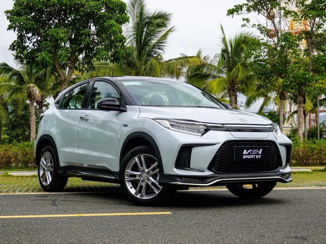 本田出品,双色车身 轿跑身姿超帅,关键是"特省油"