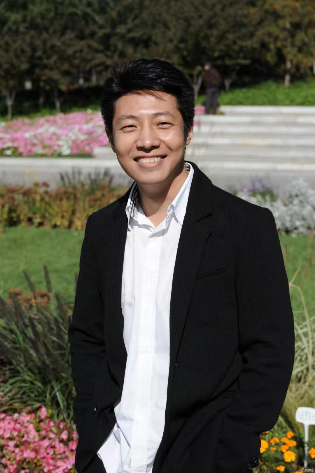 18岁保送北大，娶外国妻子生下龙凤胎，撒贝宁才是人生大赢家