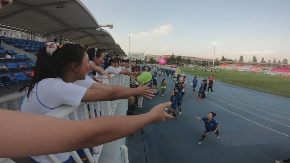 站上女超冠军领奖台，12岁的追风女孩因足球获得更多人生可能