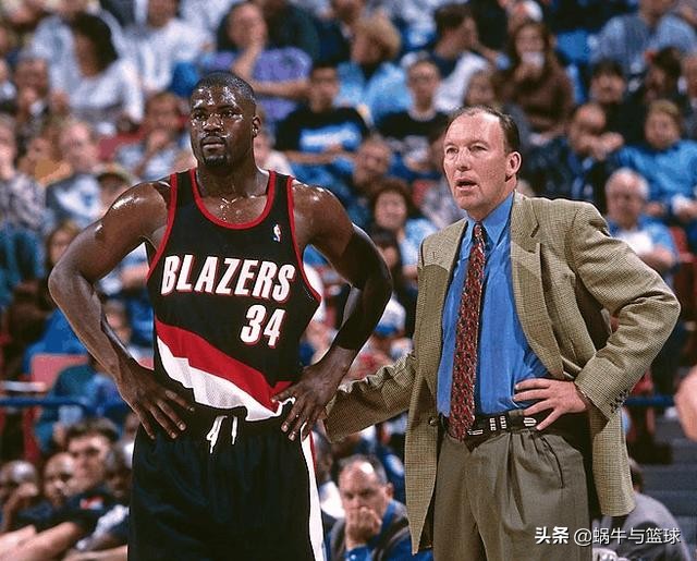 nba有哪些人打裁判（想打裁判的球員不少，但他是唯一一個(gè)動(dòng)手的，他受到什么處罰？）