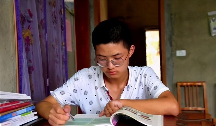 父母双盲，没用过手机的贫困男孩，高考却以总分685考上清华