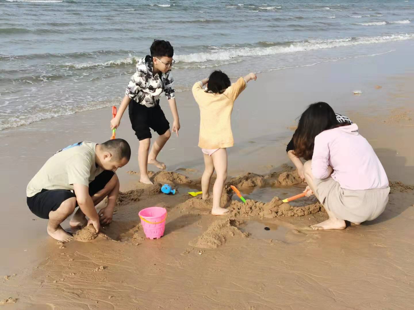 寒假带着孩子一起来海边玩沙吧，这将是最好的亲子时光