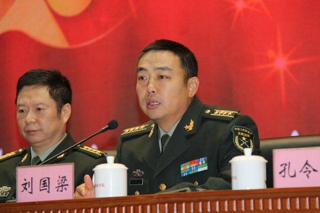 王治郅怎么还有军衔啊(李楠大校军衔,王治郅为何只是中校?