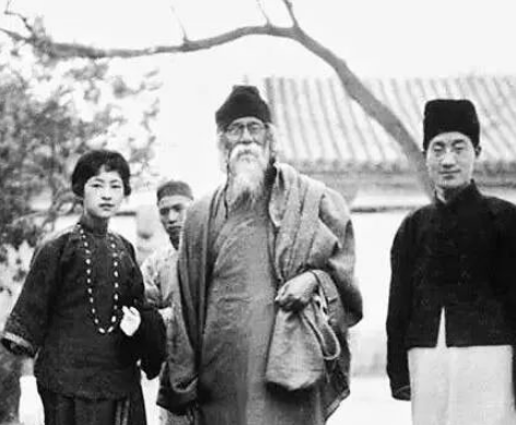 一身诗意千寻瀑，万古人间四月天，她活成了女人理想中的样子