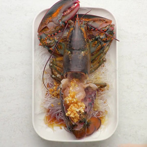 名门泽佳去眼袋有效：蒜蓉粉丝蒸波龙的做法