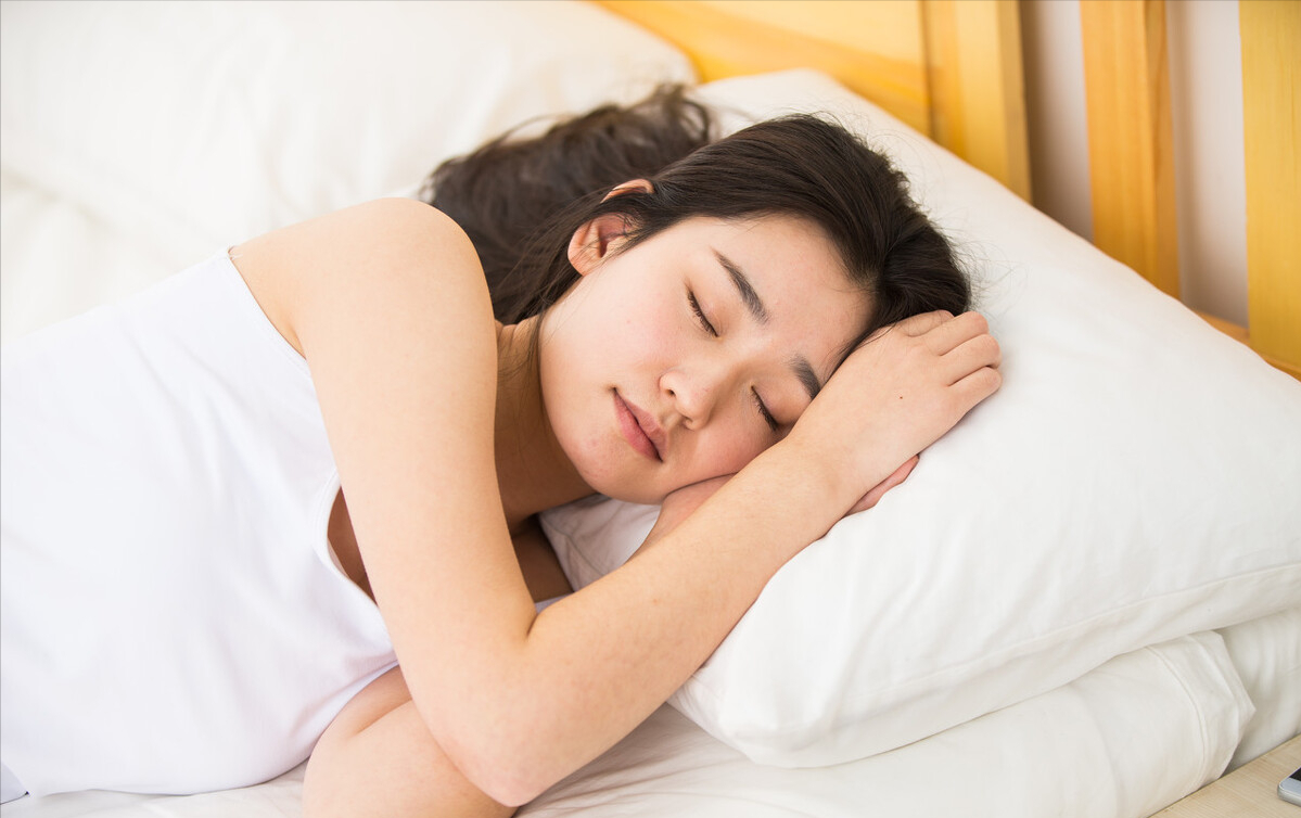 睡觉时到底要不要穿衣服?男女都该看看