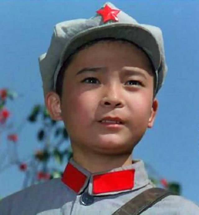 演《闪闪的红星》的童星"潘冬子",如今婚姻美满,淡出了演艺