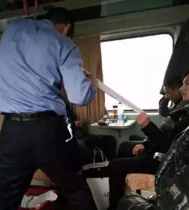 每个中国人心里，都有一段绿皮火车的记忆