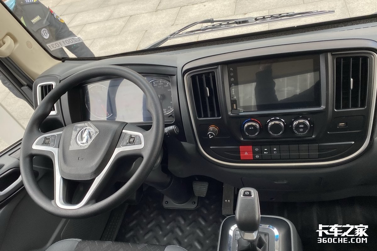 3升130马力,自重2.8吨,实拍陕汽德龙k3000轻卡