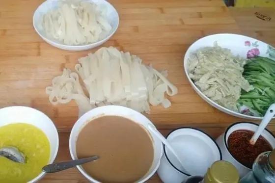 小麦淀粉可以制作凉皮吗？凉皮怎么做好吃，大厨：教你正确做法