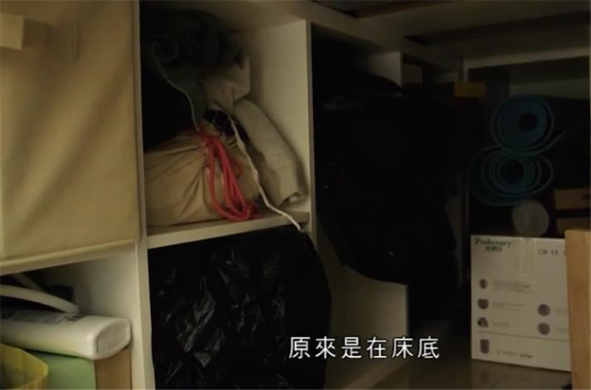 香港年轻人太拼了！蜗居10㎡房，开门上床厕所洗碗，阳台1㎡