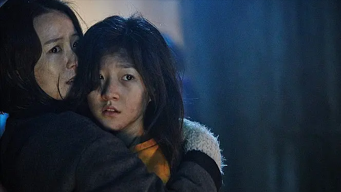 细思极恐的韩国电影，杀手潜伏下水道多年，专门对路过女孩下手