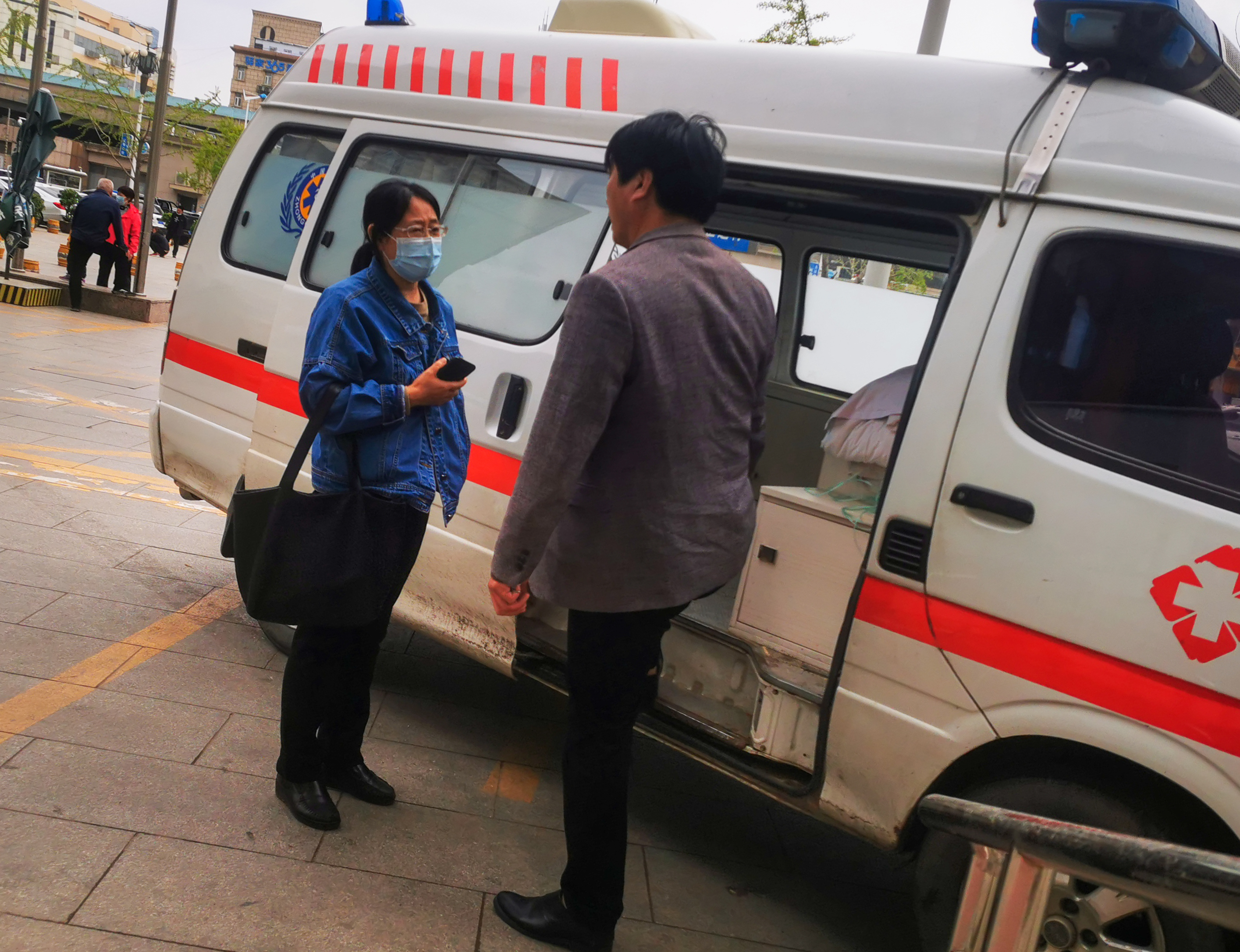 黑救护车的疯狂生意经：病房里揽客，在太平间挟尸要价，单程报价上千元后，仍有患者死在半路