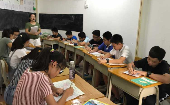 禁止一对一补习后，大学生家教也被点名，家长：你能怎么罚人家