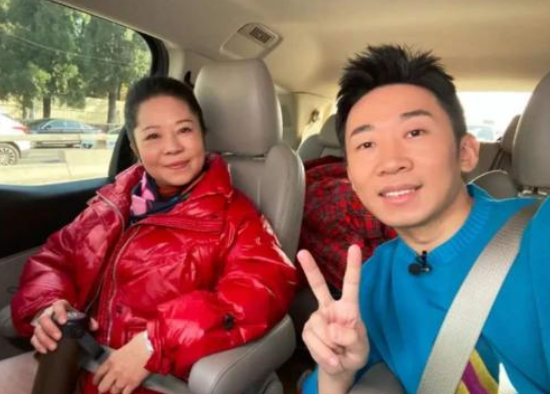 其貌不扬却被星爷看中，被谢娜力捧，综艺咖杨迪的不幸与幸