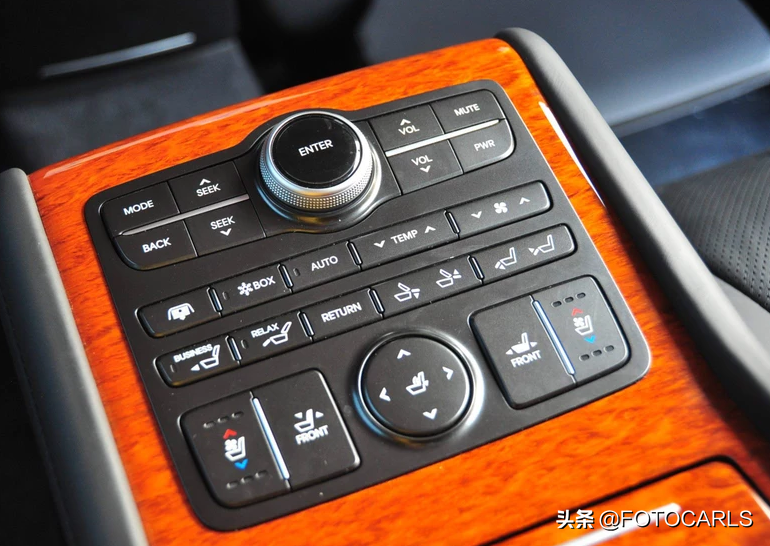 128万总统座驾，现代雅科仕5.0L V8旗舰实拍，网友：差红旗太多了