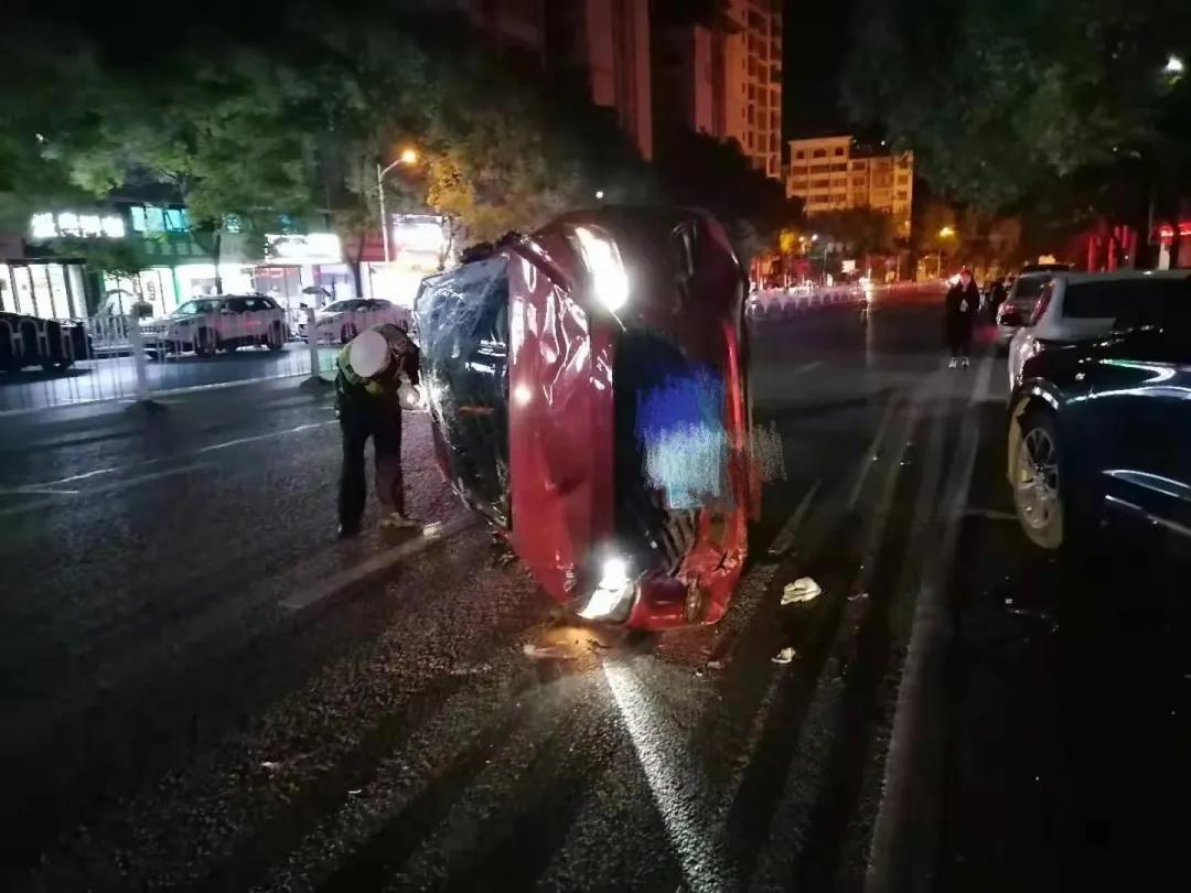 萍乡一女司机酒驾并一路打电话，连撞三车后逃逸！