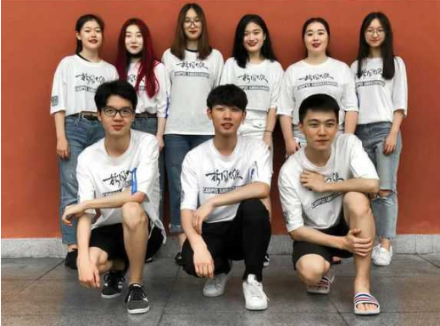 往年要600分才能上的高校，现在降了200分，却还是招不满人