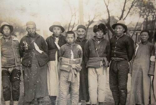 "粮台",顾名思义就是管后勤的,成百上千人的绺子,每天的吃喝用度,粮台