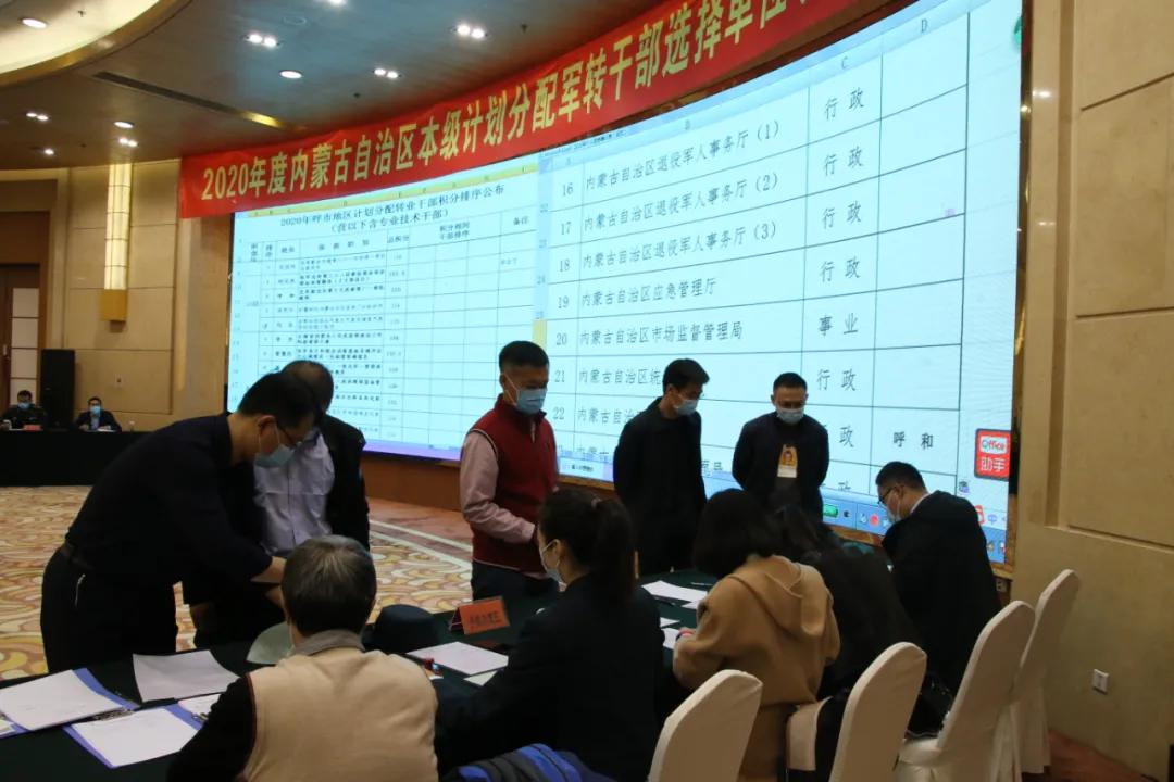 這個政策好！現役榮立一等功，退伍后每月額外領2000元榮譽金