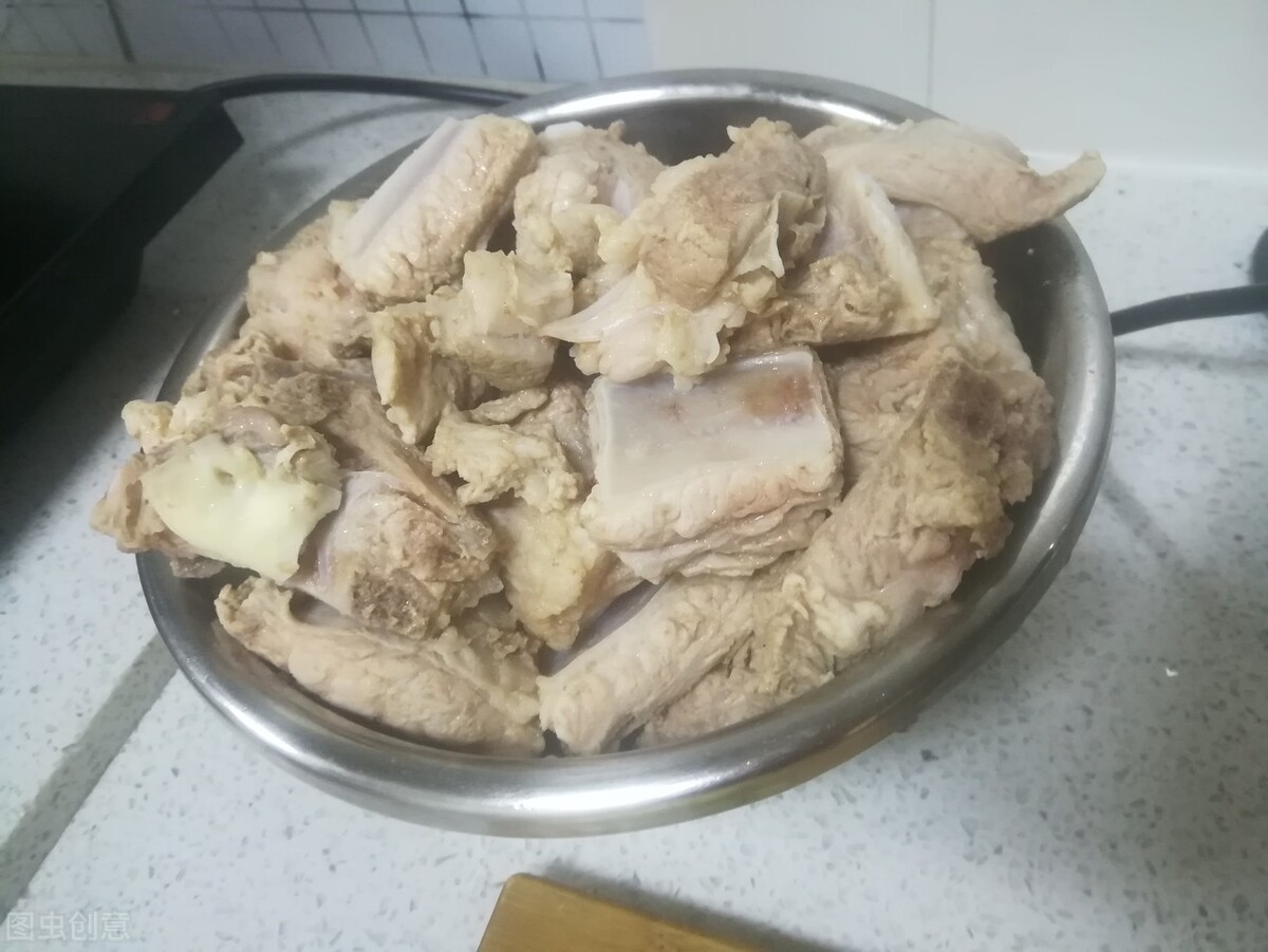 排骨汤里放什么食材好（只放3味料汤排骨汤又白又鲜）