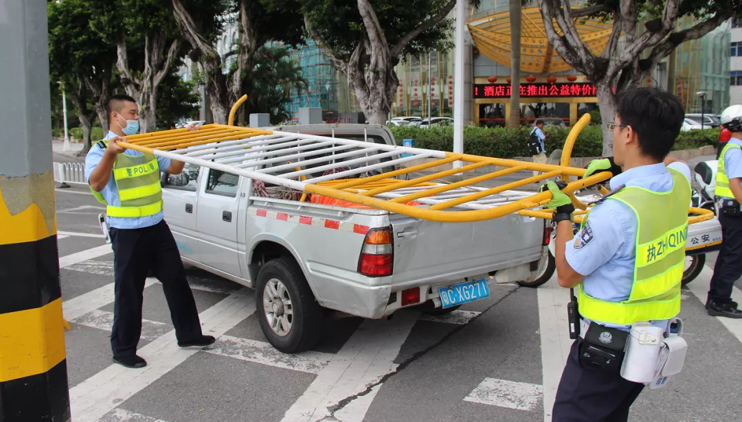 山东面包车珠海大道逼停奥迪,下车后猛拍车窗挑衅!交警调查结果有反转!