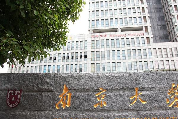 QS2022中国大学排名，清华大学强势登顶，人民大学仅排36引争议