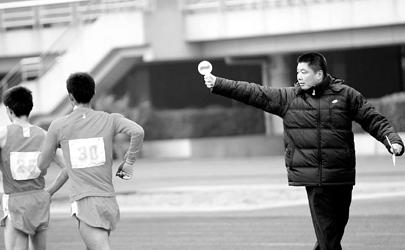 20公里竞走为什么举黄牌（中国小将夺得冠军无人欢呼，只能自己默默绕场地庆祝）