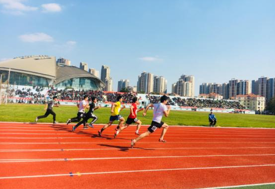 青岛大学运动会火了，举牌女生个个赛仙女，网友：行走的招生简章