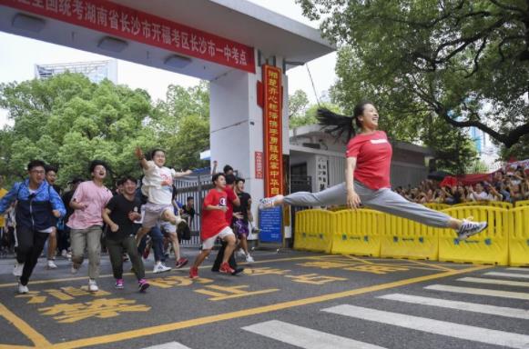 四川第一个走出考场的考生，自信发言引人质疑，难道是第二个林欢