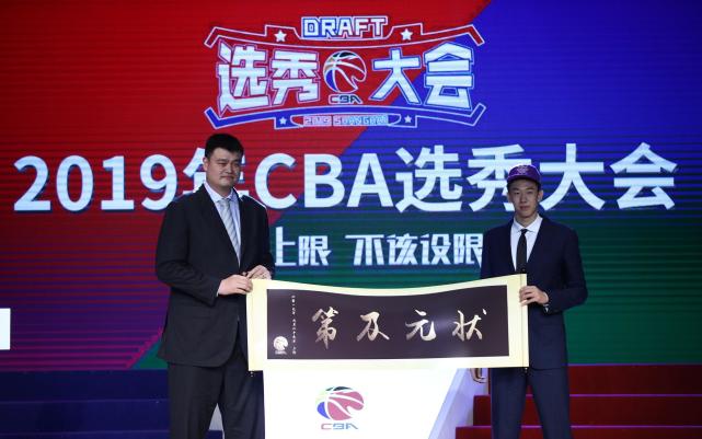 cba年薪和nba年薪（NBA状元年薪6334万，那CBA状元年薪多少？差距比想象中还大）