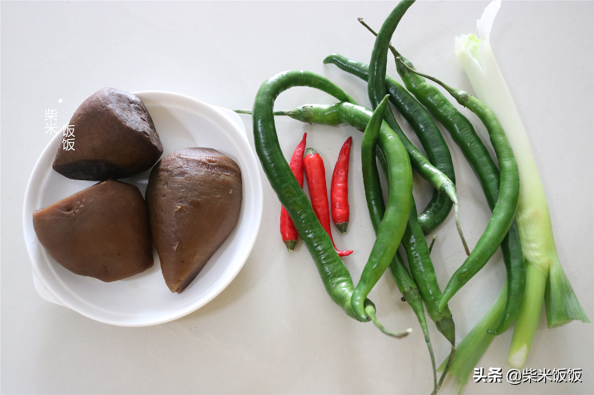 这款开胃小咸菜，北方人餐桌上常见，炒一次吃几天，香辣下饭