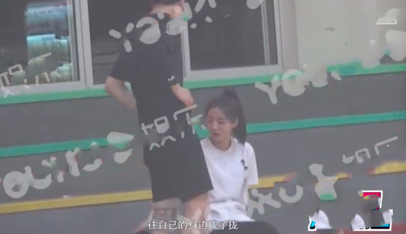 95后男星恋情曝光！当众被摸腿后同回酒店，喂女方吃东西关系暧昧