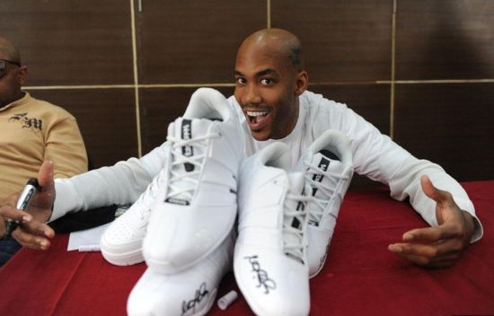 nba鞋子为什么便宜（NBA5大球鞋之最：最便宜与最贵球鞋差7000倍，一双黑科技鞋被禁穿）-趣拿体育