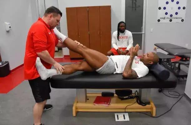 为什么nba球员大腿很细（NBA球员的大腿有多粗？锡安等于3个莺歌，老詹根本不用抱大腿）