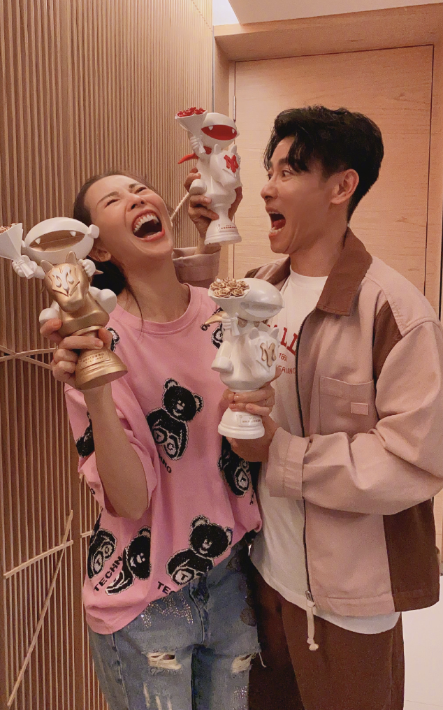 张晋独自带儿子画面被拍，父子同回公寓，鱼蛋蹦蹦跳跳活泼可爱