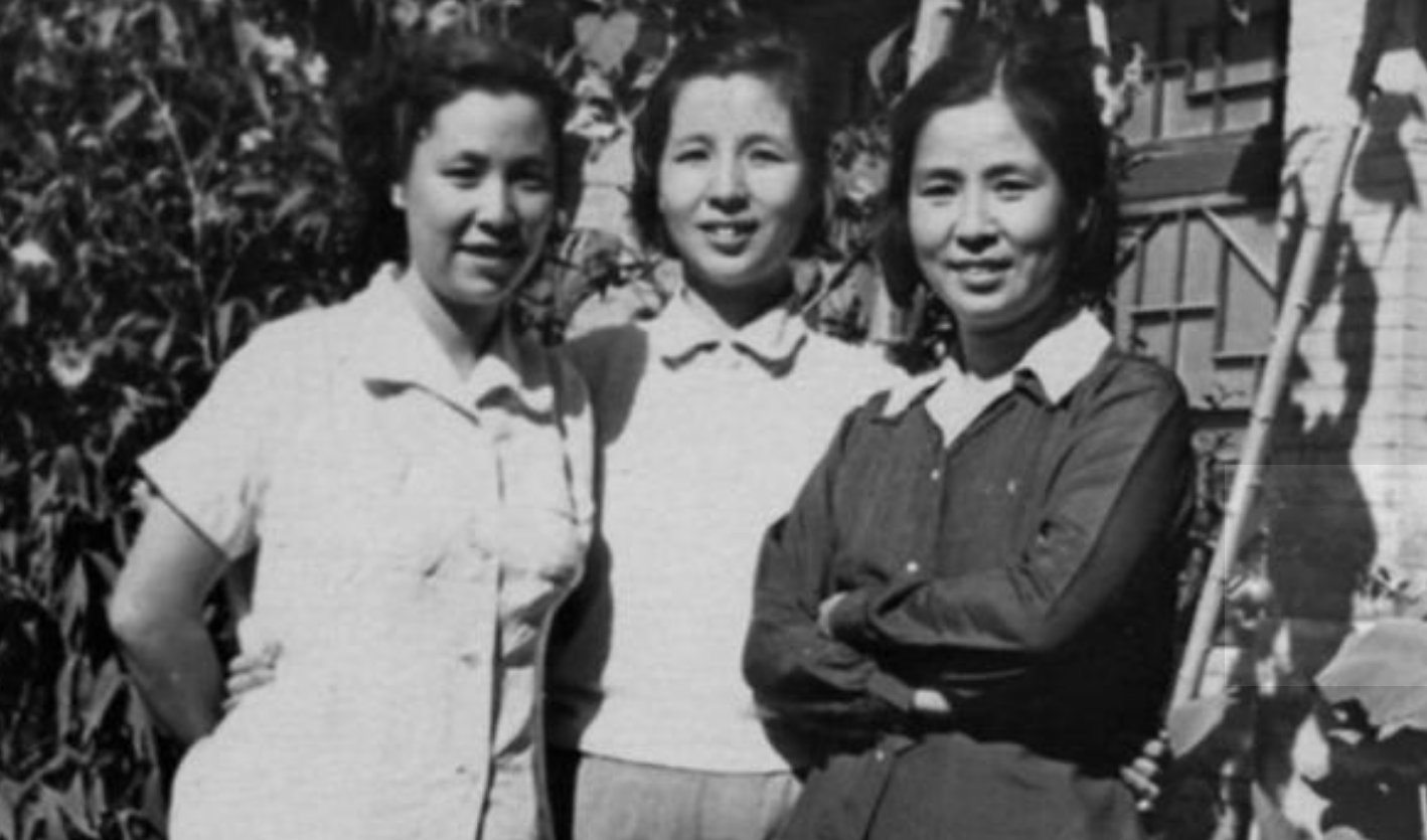 1953年，青岛一司令员携妻回乡祭母，却发现还有一位妻子在家等他