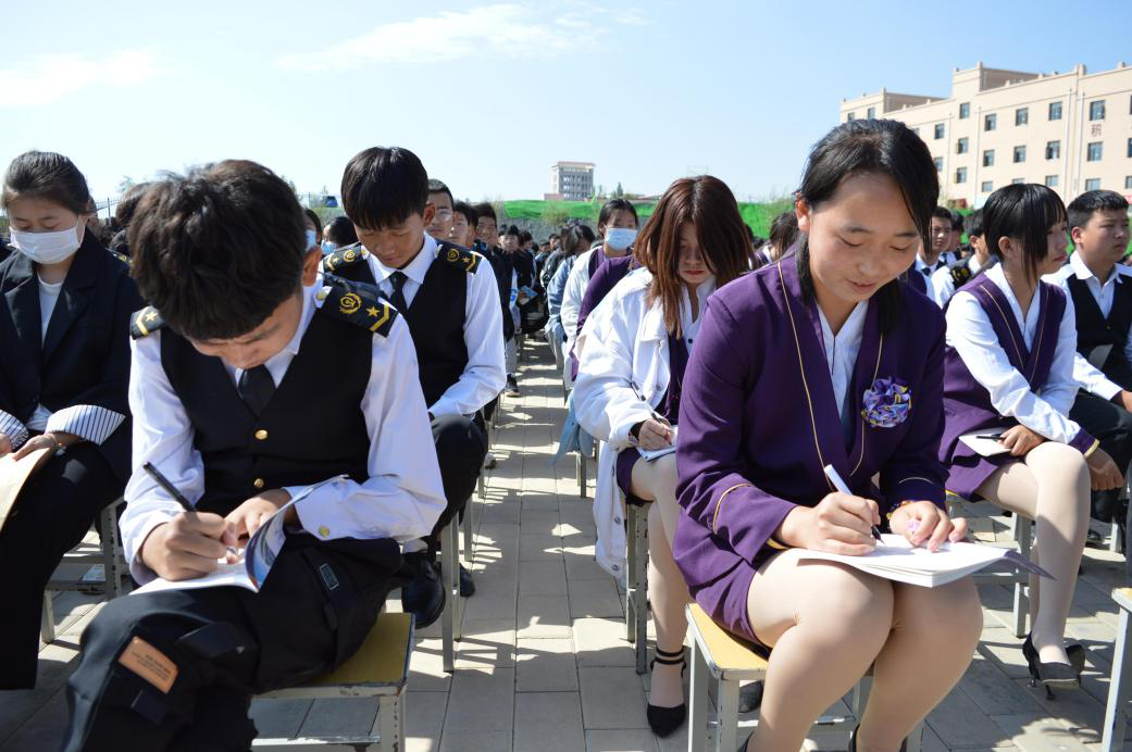 晴空无限展新途 意气风发逐梦行