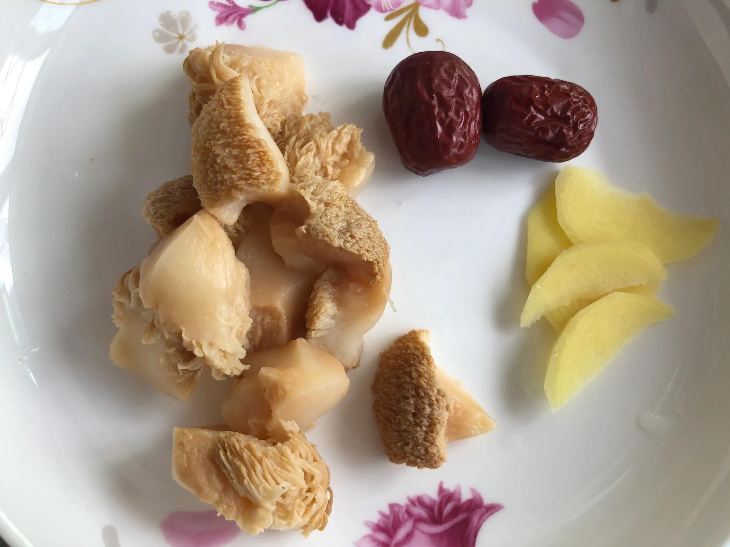猴头菇炖鸡汤，香气四溢味道好，口感滑嫩又养胃