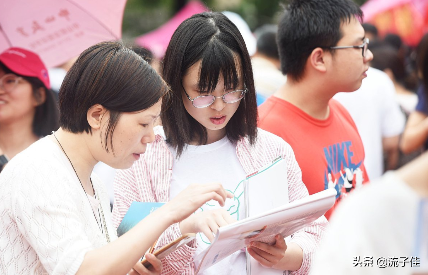 二本大学录取通知书到了，亲戚邻居纷纷来祝贺，父母却有点不开心