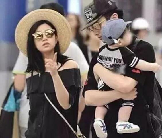 长着一张“花心脸”，却把妻子宠成公主，儿子名字正反念都是爱你