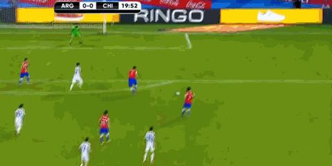 劳塔罗造点球！梅西打进！世预赛阿根廷半场1-1智利！球王老了？