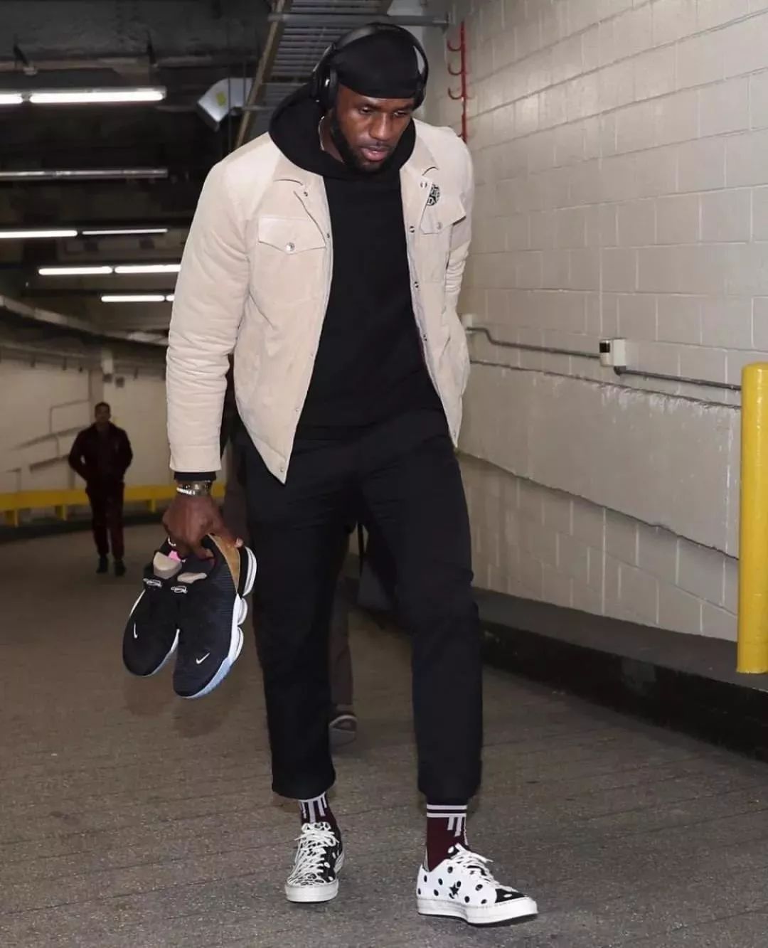 詹姆斯西服壁纸(始于球技忠于人品的詹姆斯,其实他的衣品一样出色)