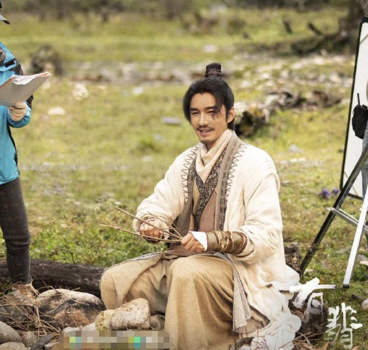 胡兵分享“不老秘诀”，片场化身护肤讲师，看得我都开始心动了