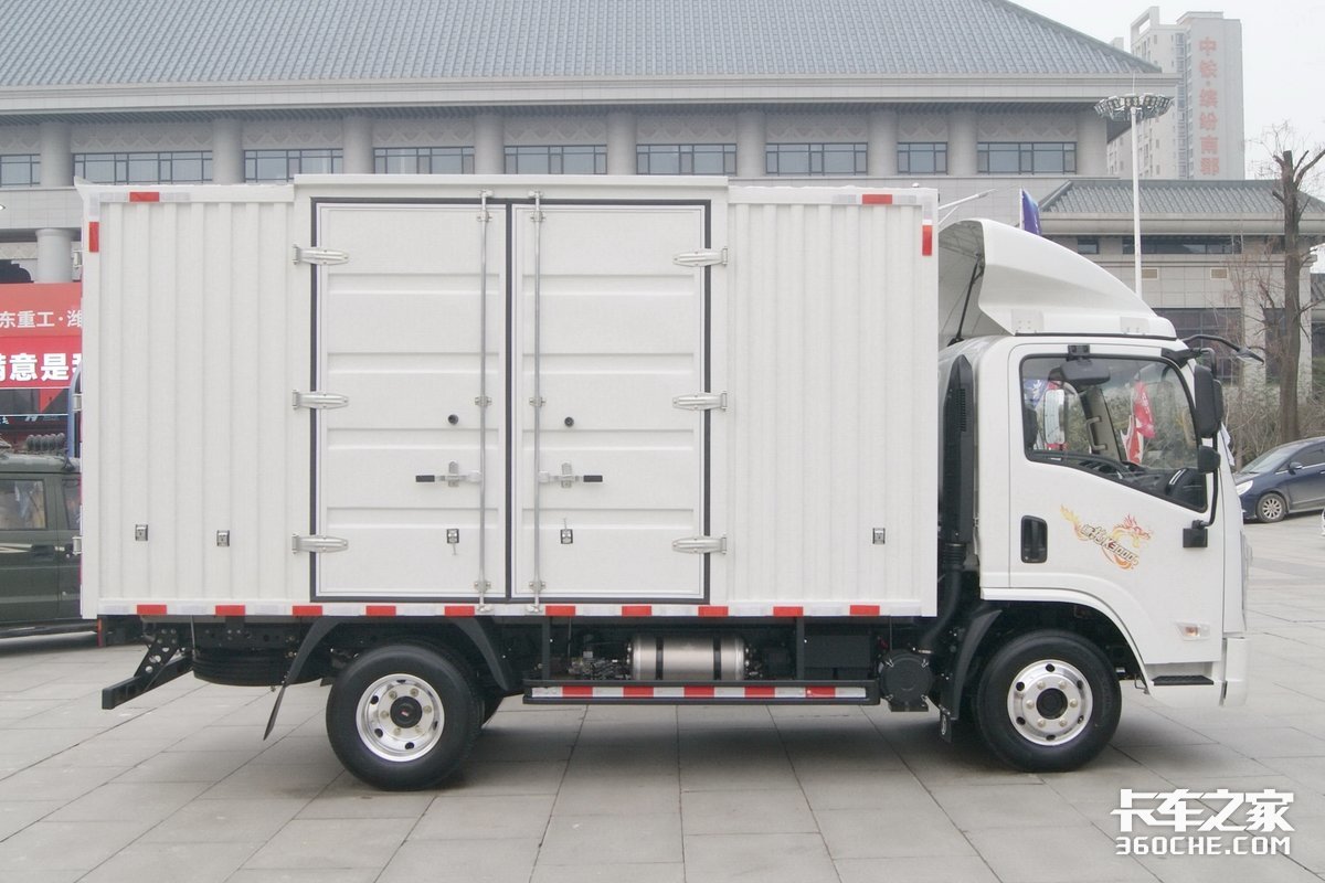 3升130马力,自重2.8吨,实拍陕汽德龙k3000轻卡