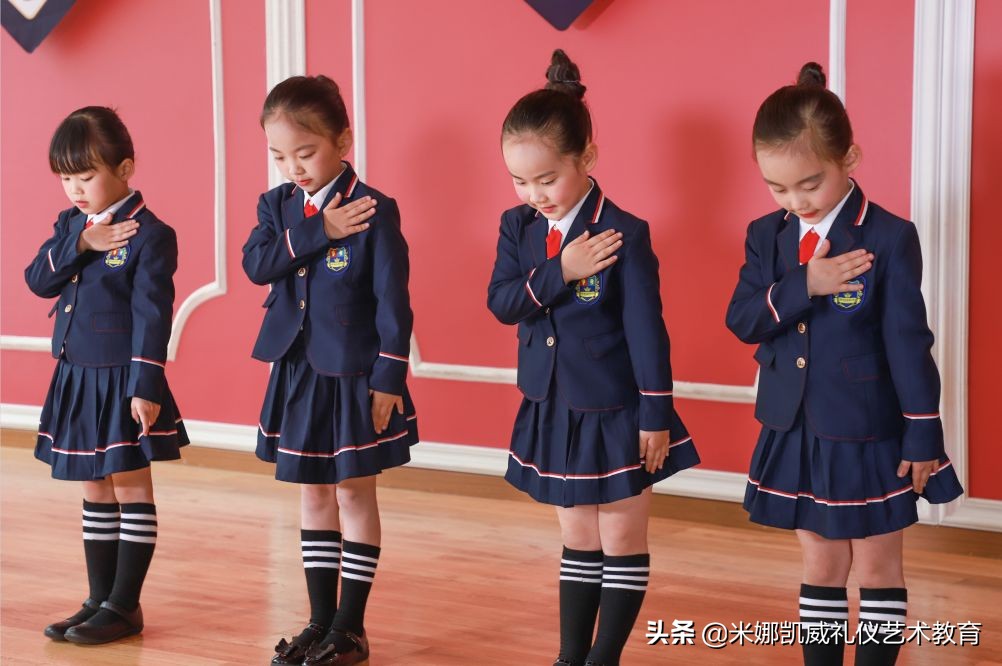 地铁上一张偷拍照暖哭众人，懂得感恩的孩子，究竟多迷人