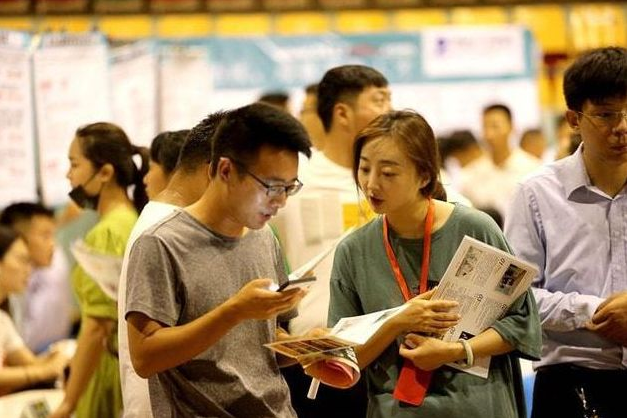 大学生月薪过万很普遍？看完社招、校招后，才懂理想与现实的差距