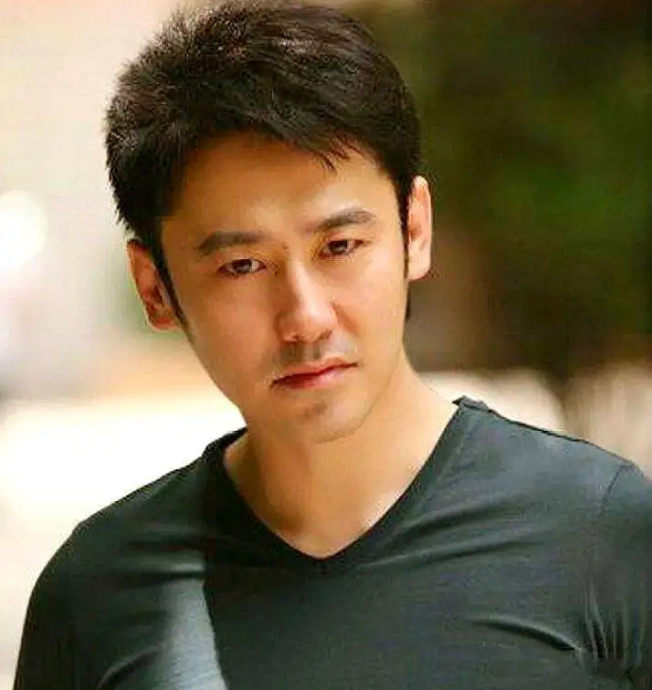 回首2019年“吴秀波出轨”事件，以为是情乱惹祸，真相却暗藏玄机