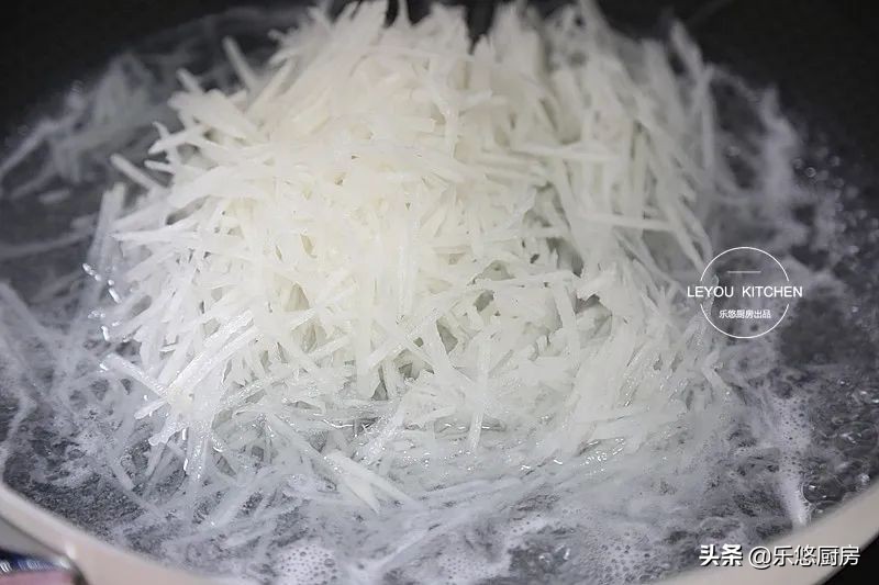 秋冬多吃萝卜好处多，简单一蒸，软软糯糯，再蘸上料汁吃，太香了